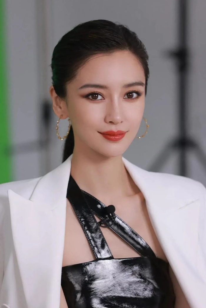 你要找的杨颖 前两天物料 后面是怼脸__财经头条