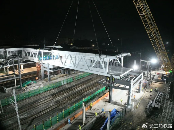 江山站原为沪昆铁路和沪昆高铁共用车站,原站房拆除后在原址重建,建筑