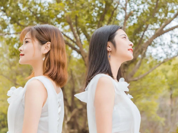 以下"闺蜜照"姿势学起来,拍照又甜又好看|闺蜜|姿势|两个人_新浪新闻