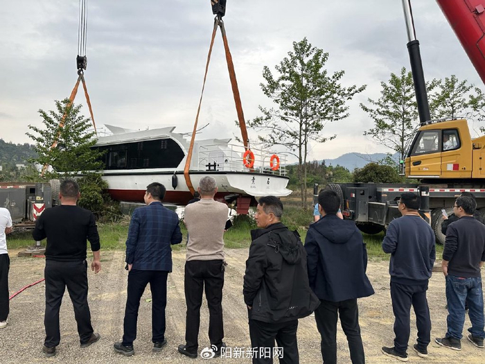 阳新县城发公司首艘新能源游船希望号顺利下水
