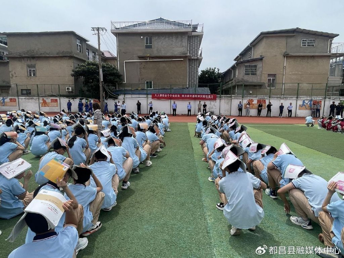 白洋中学教师江政优表示,通过此次防震应急演练活动,让同学们学习到了