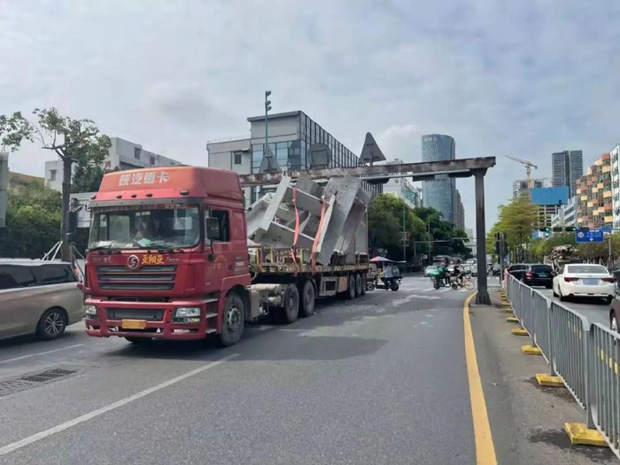 限高架随时有可能倒塌,现场民警立即封闭道路对限高架进行勘察,并对该