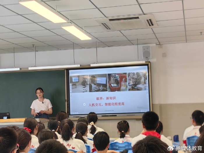 由高一2班同学带来的《科技引领未来,未来由你创造》班会,学生通过