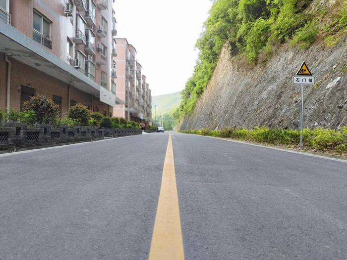 旬阳市石门镇:"神石公路"让乡村振兴之路越走越宽广