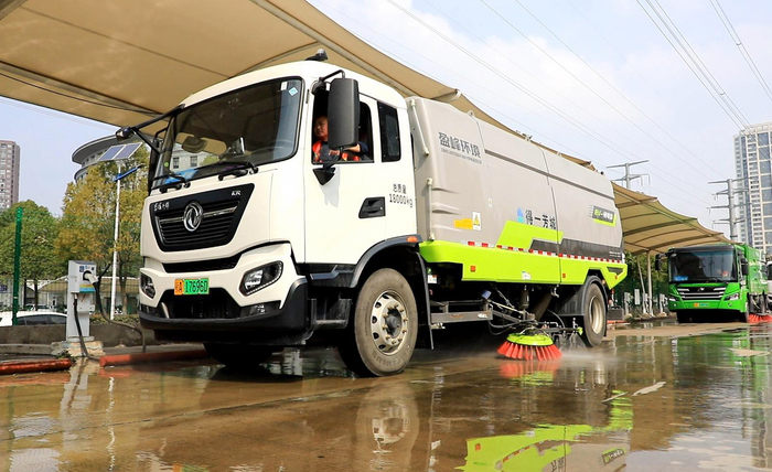 武汉东湖高新区集中采购15辆新能源环卫车投用