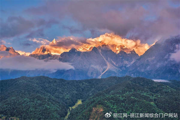 山顶折射出金色的光芒,等到夜幕来临,满天的璀璨星河点亮了玉龙雪山的