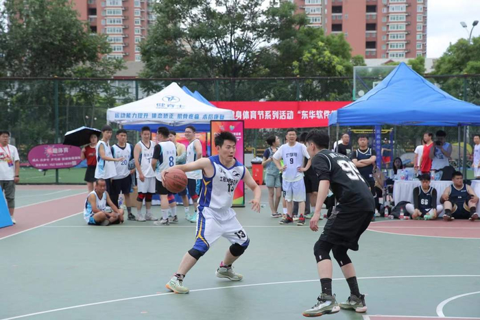 个组别,其中青年组20支队,中年组6支队,100余名球员齐聚中关村体育场