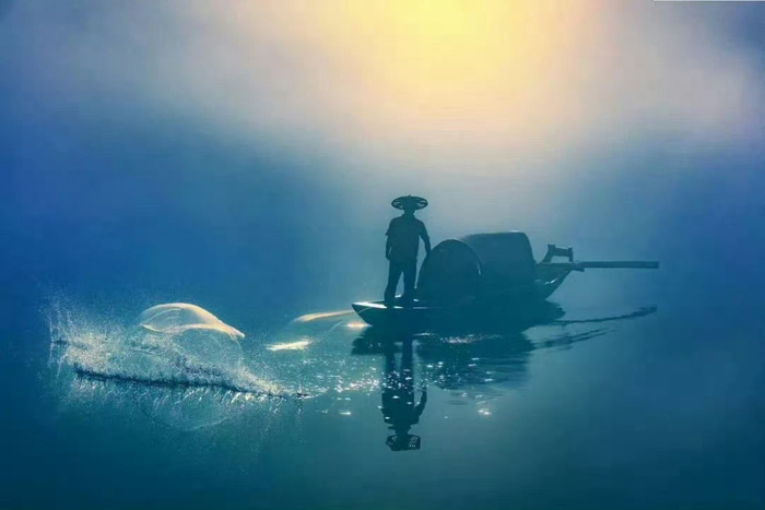 湖南小东江,云雾萦绕山间,一叶小舟飘在江面,静如止水,又震撼心灵