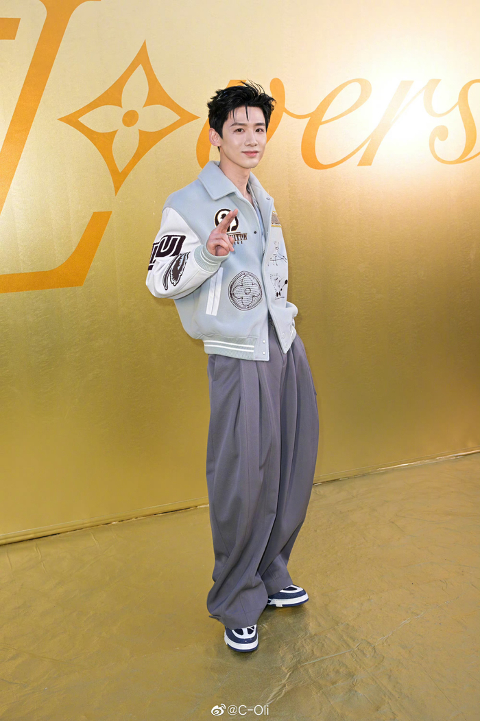 白敬亭巴黎男装周路透奶灰色夹克搭配深灰阔腿裤