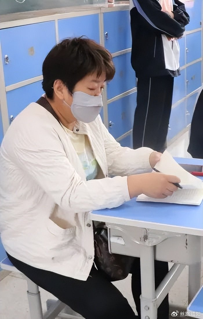同学们在课堂上认真思考,紧跟老师思路,积极参与课堂,变成课堂的主人