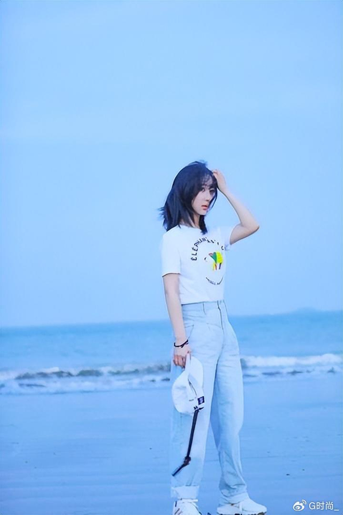 杨紫是真敢穿!穿粉色豹纹套装配双麻花辫,以为很土却洋气的很