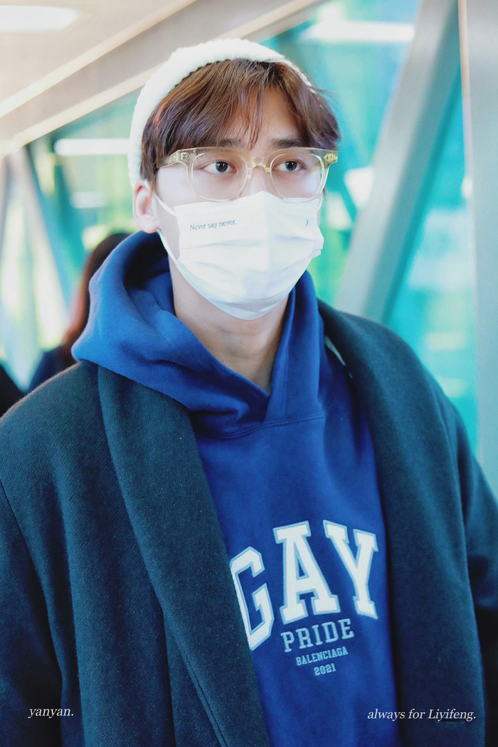 李易峰机场出发饭拍 黑色大衣搭配白色毛线帽