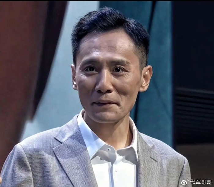 48岁刘烨近况曝光!与谢娜分手后娶安娜,如今儿女双全成人生赢家|影帝|家庭_新浪娱乐_新浪新闻