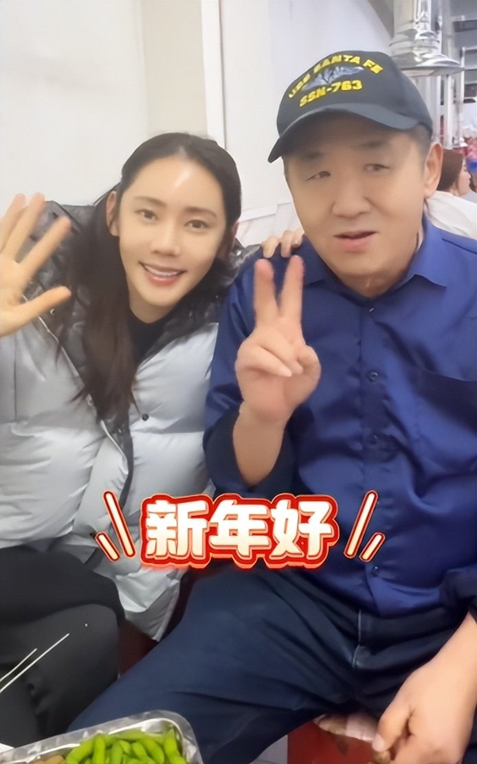 秋瓷炫去丹东吃烤串,一口肉一口大蒜超接地气,爸爸也罕见出镜了