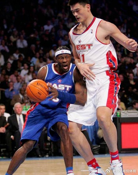 奥尼尔站身边似小鸟依人 泳池训练像灭霸|灭霸|姚明|奥尼尔_新浪新闻