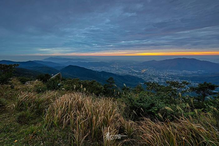 香港大帽山晨曦拍攝黃強大帽山上香港最高的山峰海拔957米