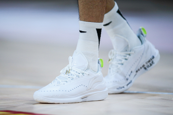 陈国豪穿着写上学弟祝福的jimmybutler2开启个人第一次cba季后赛之旅