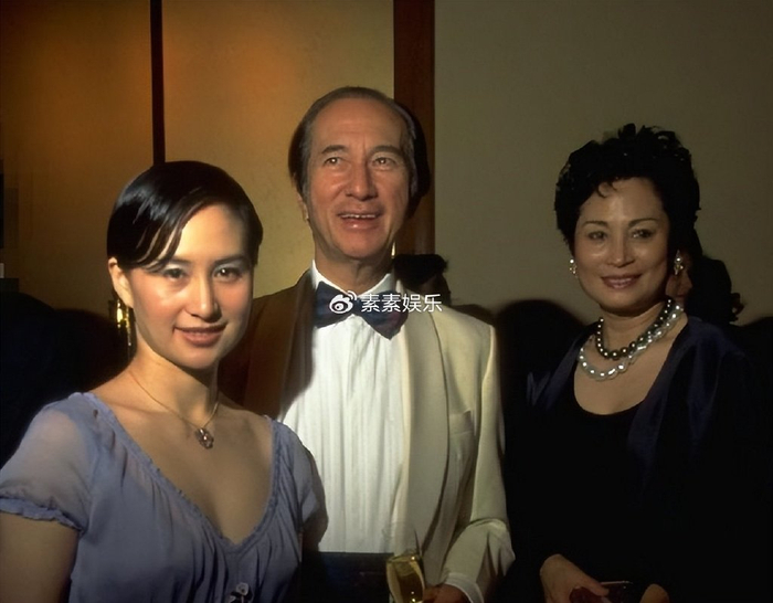 何超琼和父亲何鸿燊旧照公开:1969年住豪宅,从小就跟父亲做事业