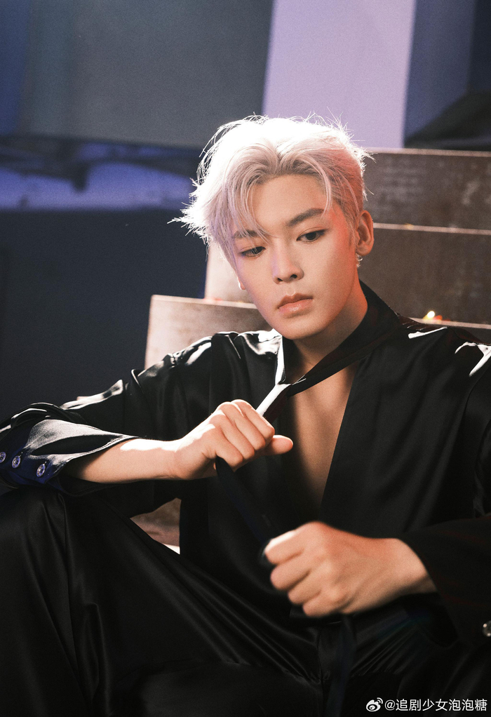 侯明昊生日写真大片送达 银发黑领带禁欲感十足……|侯明昊|银发|生日