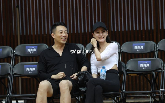 汪小菲带未婚妻看球赛,坦言mandy才是最美的美女,两人如胶似漆