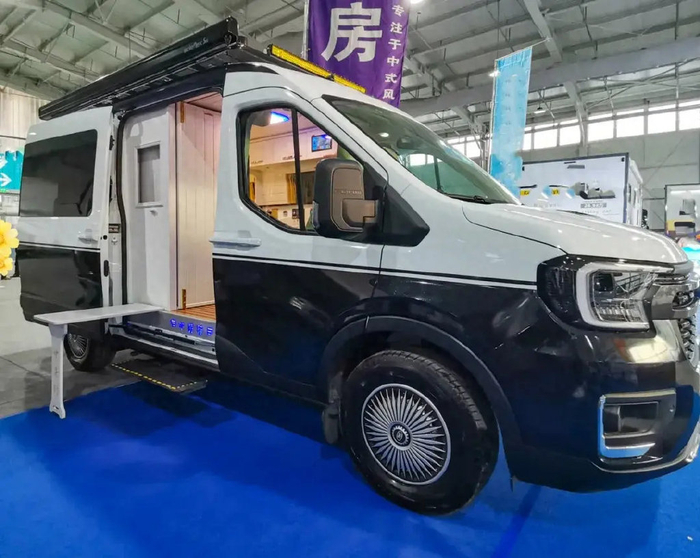 中房福特全顺t8房车实用灵活布局小家庭畅游惬意之选