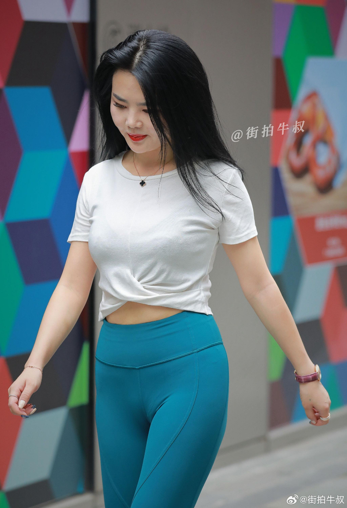 美女穿着性感的提臀瑜伽裤出街