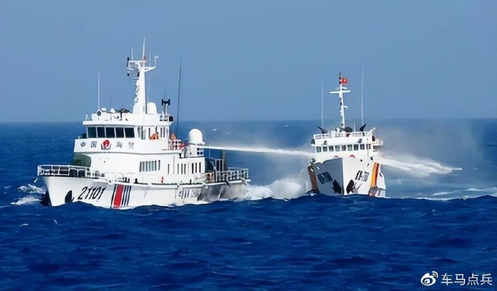 果断出手!中方万吨海警船现身万安滩,用水炮击退围攻的越南船只