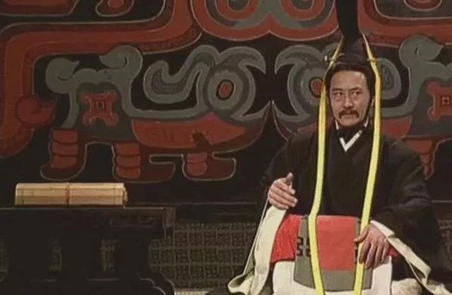周天子本来对诸侯有绝对权威，但这两件事后，大家不把他当回事了