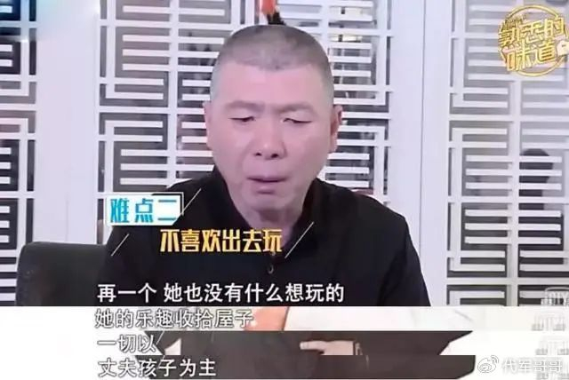 之后她拍戏主要是拍冯小刚执导的,舞台上她是光艳亮丽的演员,戏外是