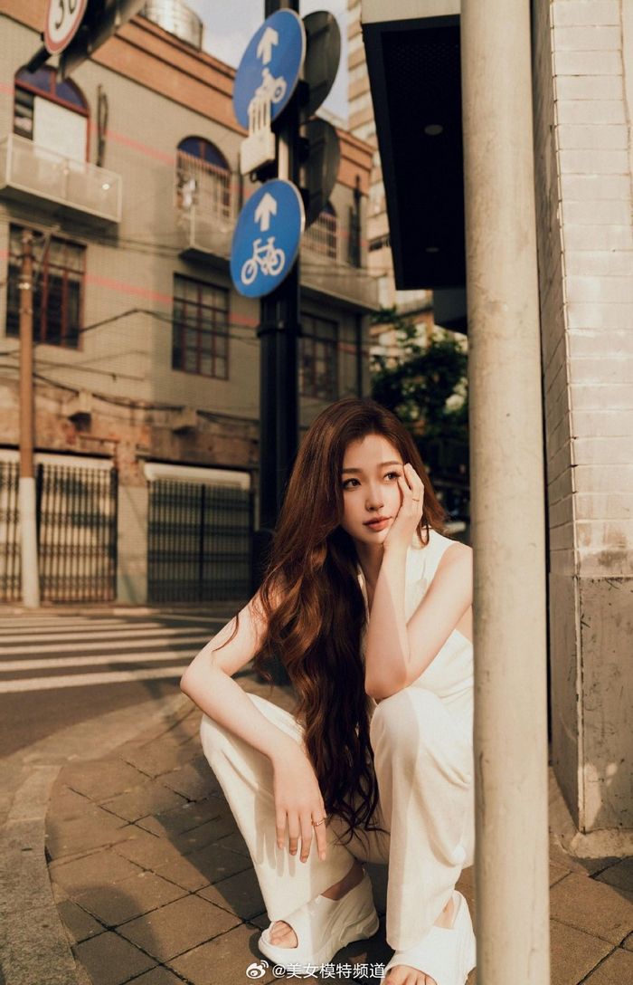 虞书欣白色深v西服飒爽十足 发丝轻扬眼神魅惑有女人味