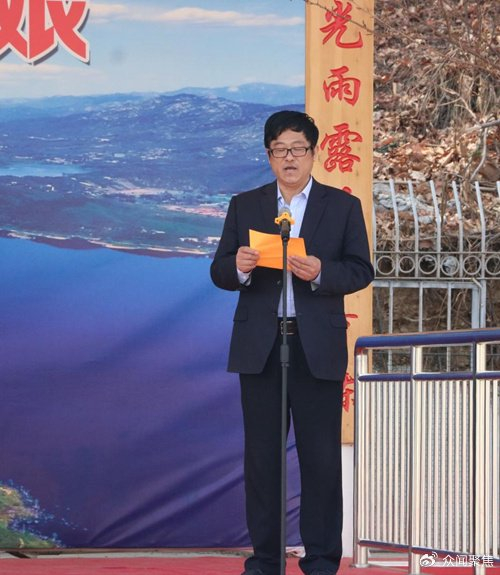 石城镇中心小学吴春生校长致辞.吴校长表示:楹联传古韵,翰墨润少年.