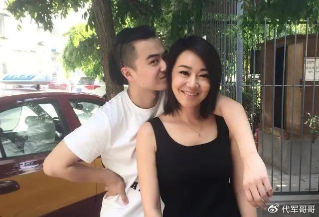 净身出户也要与闫妮离婚的邹伟,如今19年过去了,他后悔了吗?