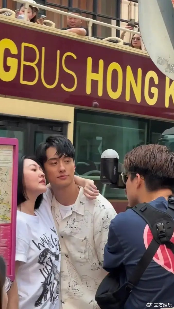 小S香港录综艺路透 与男演员刘俊谦勾肩摆pose|综艺|男演员|简约_新浪新闻