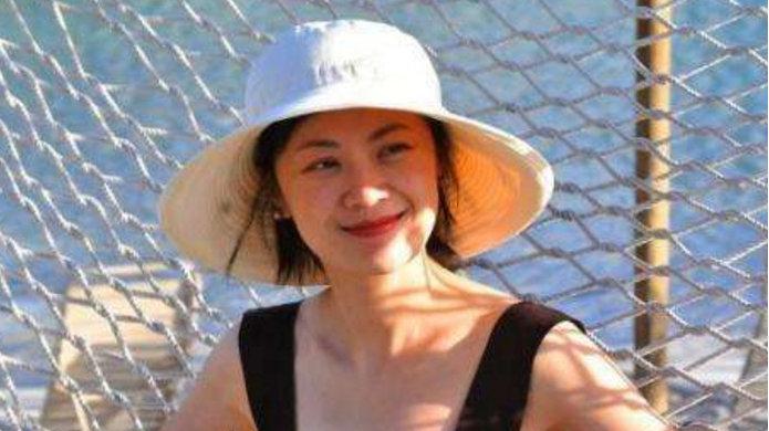 央视主持人姜丰，事业巅峰时赴英留学生子，离婚后独自抚养子女