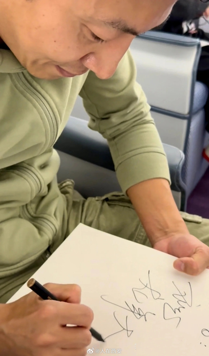 3月15日网友偶遇撒贝宁带龙凤胎现身西安机场手拉行李孩子身背俩大包