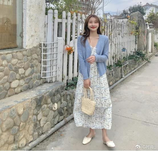 碎花裙 小白鞋,春夏必备穿搭,清新减龄首选