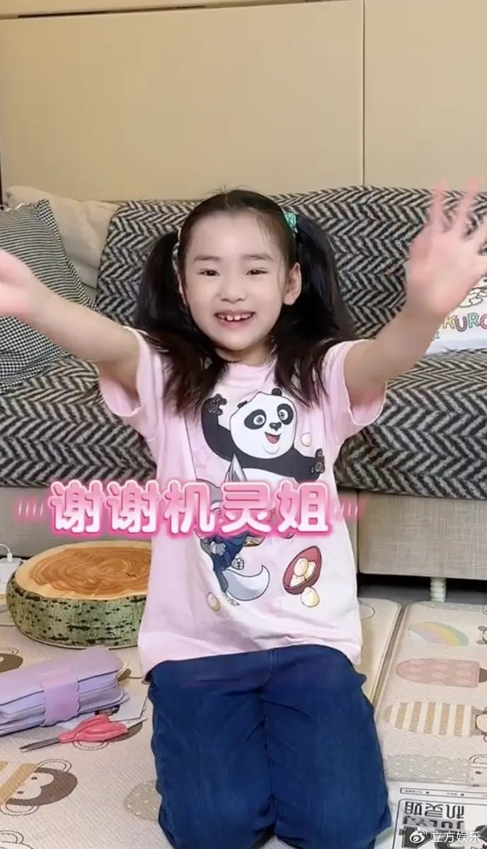 董璇晒女儿拆礼物视频 7岁小酒窝笑容超有感染力|董璇|酒窝|视频_新浪