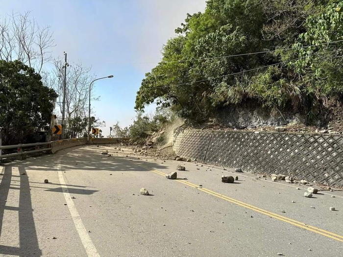 花莲崇德山崩大清水隧道前整条路陷落