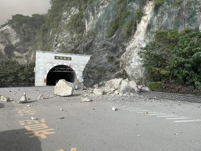 花莲崇德山崩大清水隧道前整条路陷落