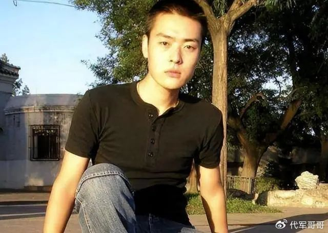 时间一天天过去,张桐心里对她的喜欢越来越多,直到最后,他终于鼓起