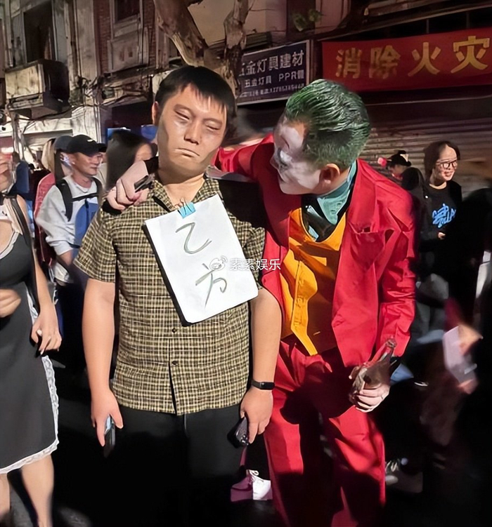 上海万圣节很热闹,安陵容和向太惜败,cos氛围笑点不断|上海市|李佳琦|那英|状态|女人_新浪新闻