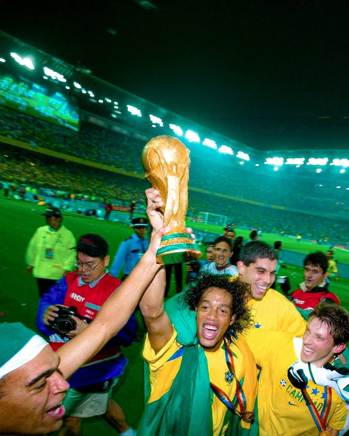 2002年的巴西:罗纳尔多的标志性发型和不可阻挡的进球