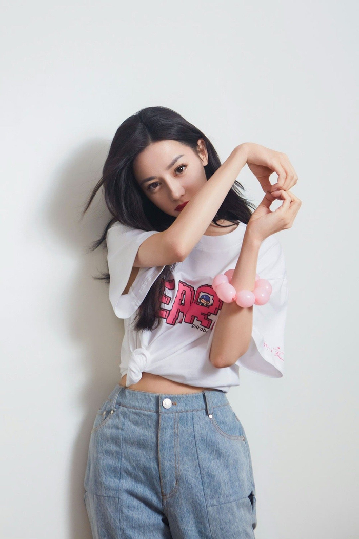 迪丽热巴出道十周年写真大片dear t恤牛仔裤造型,比心的可爱迪上线