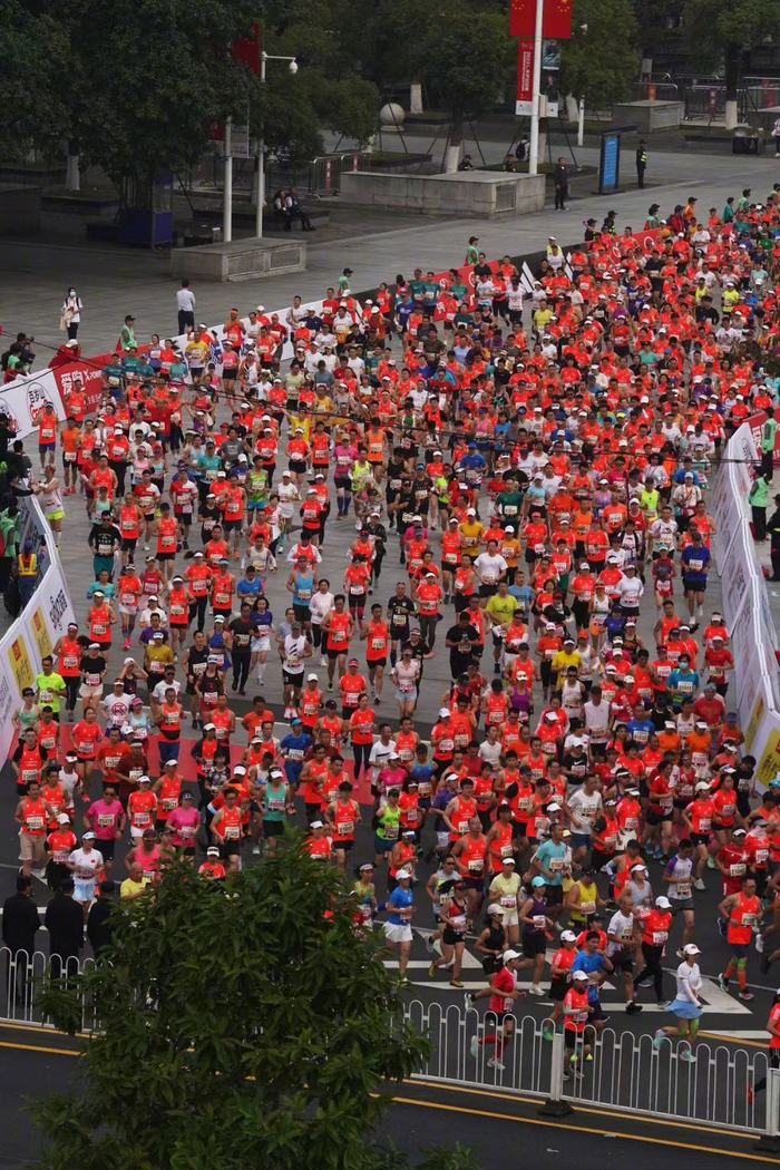 今晨2023广州马拉松鸣枪开跑
