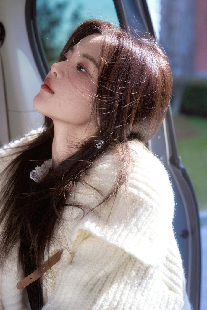 杨超越超机智青年大会最新写真一身纯白蓬松柔软安静惬意