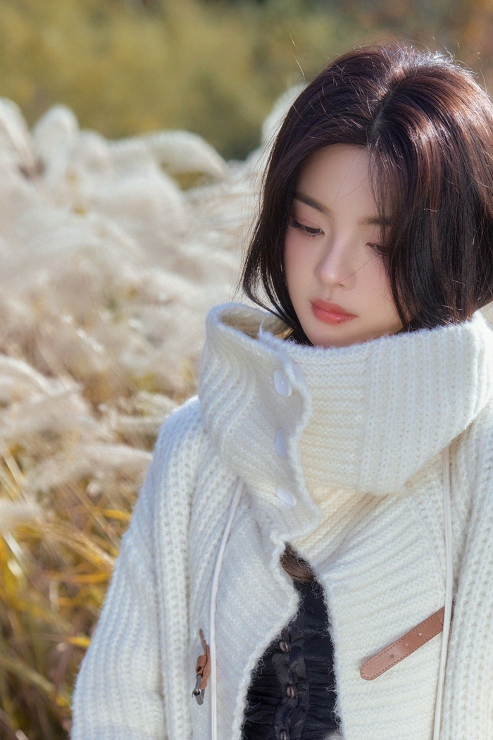 杨超越超机智青年大会最新写真一身纯白蓬松柔软安静惬意