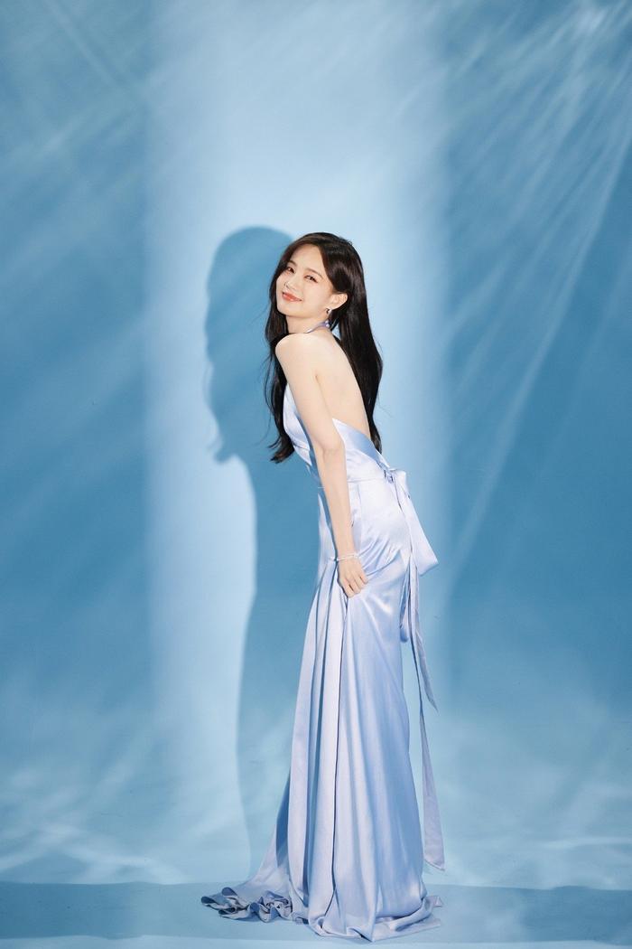 李一桐丝绸蓝裙造型,浪漫春日里的一抹蓝