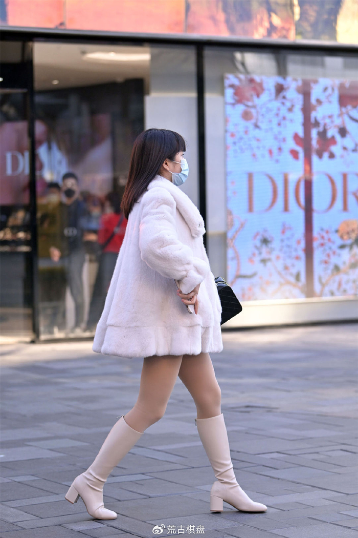 肉色打底裤,6厘米的米白色粗跟长靴,白色短款皮草