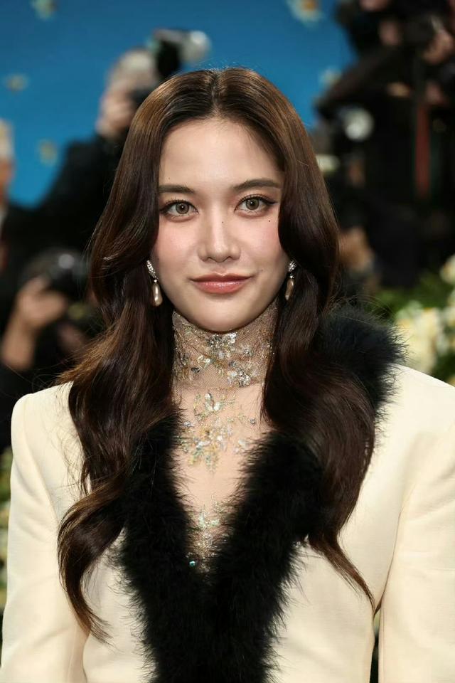 Valentino代言人Freen Sarocha闪耀2025 Met Gala红毯