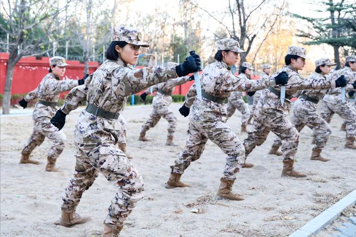 武警北京总队某支队女兵们的冬日肃杀